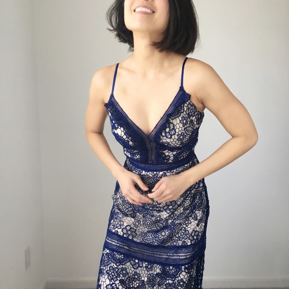 FEMININE CROCHETED LACE DRESS - WITH NUDE LINING - Picture 7 of 7